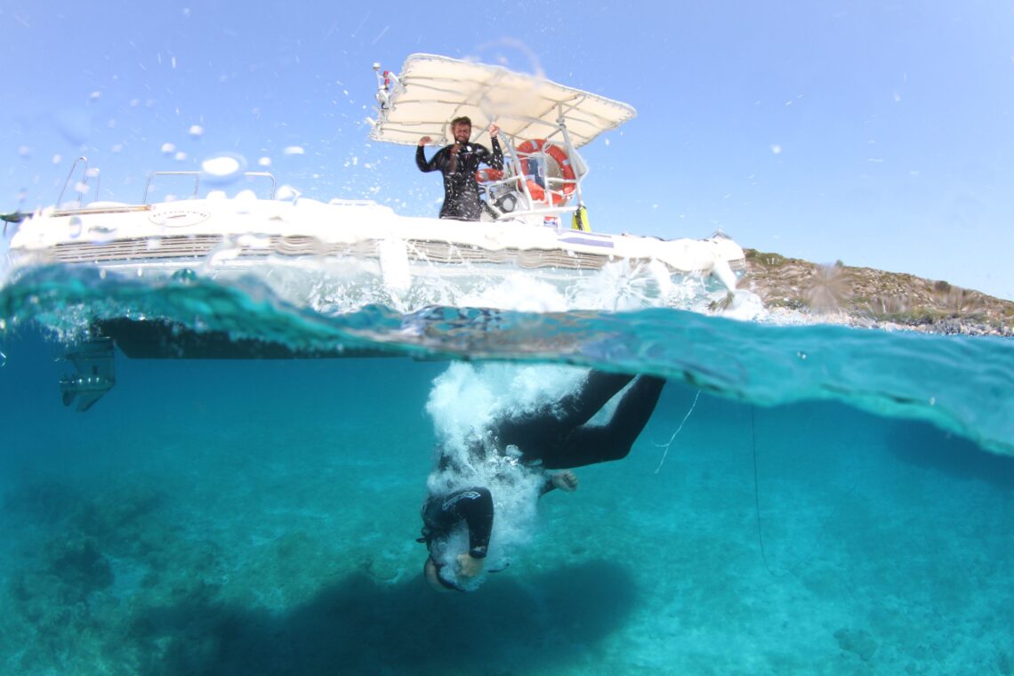 Divemaster ser meget begejstret for min entre i vandet