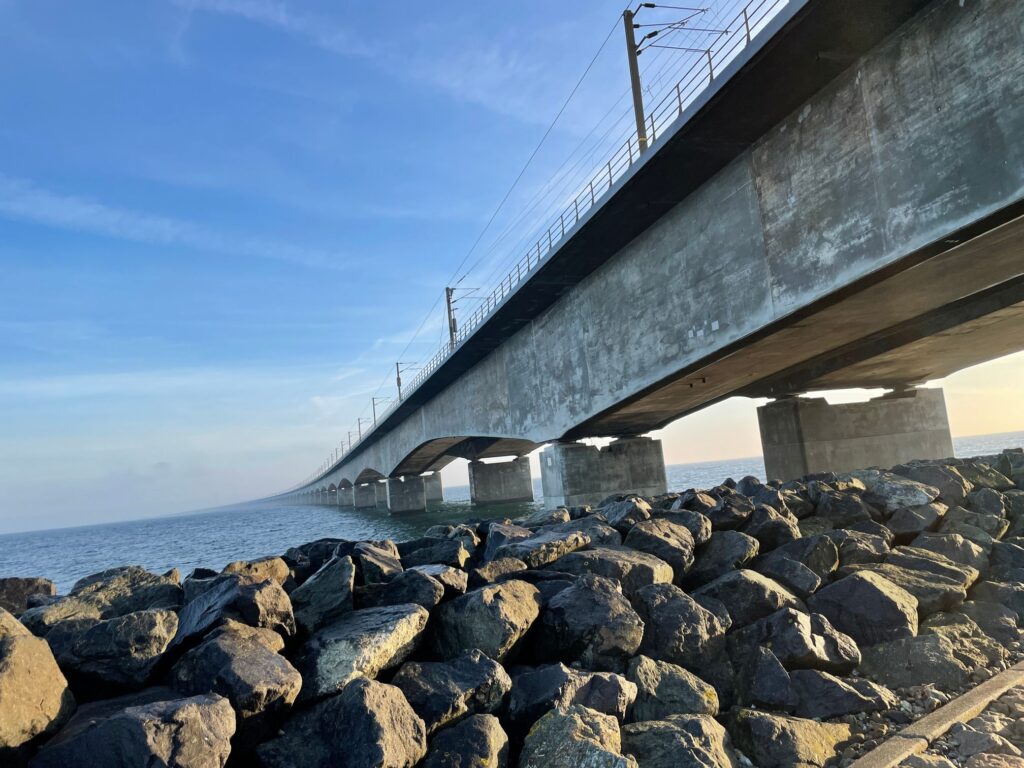 Storebæltsforbindelsen er en såkaldt kombineret bro. Det vil sige, at den sammen med tunnelforbindelse, kan håndtere både tog- og trafik med biler og lastbiler.