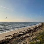 Så er kitesurferne stået op, imponerende at se dem suse hen over bølgerne