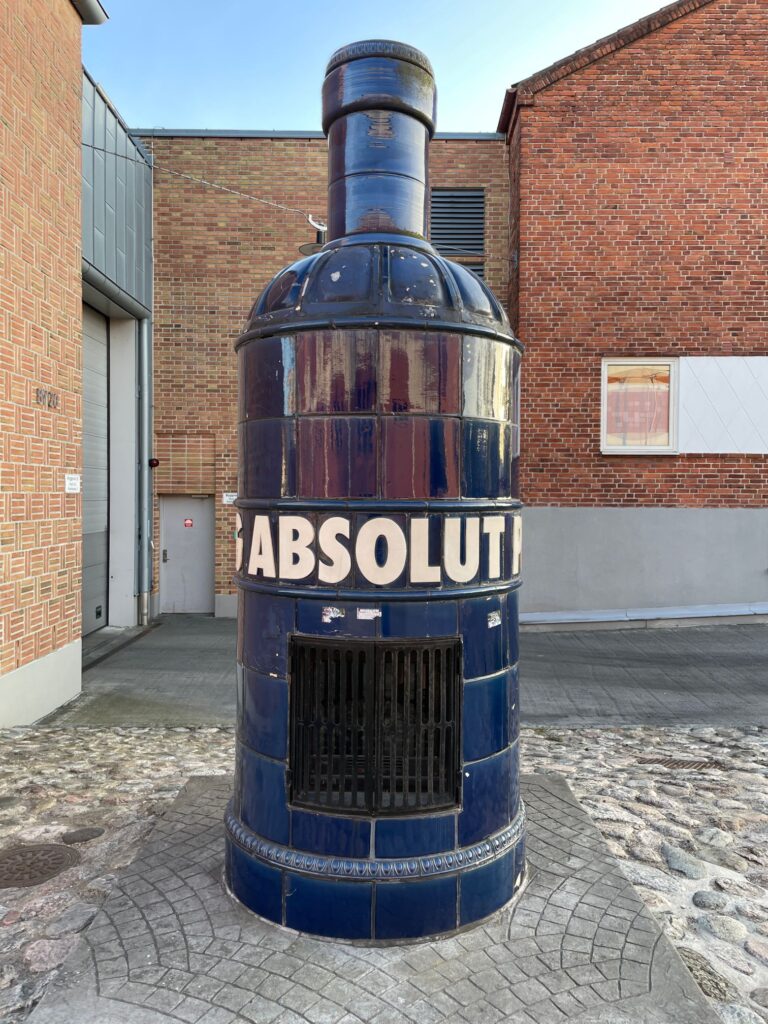 Byen husede åbenbart Absolut fabrikken, der bla. fremstiller Vodka og Pernod