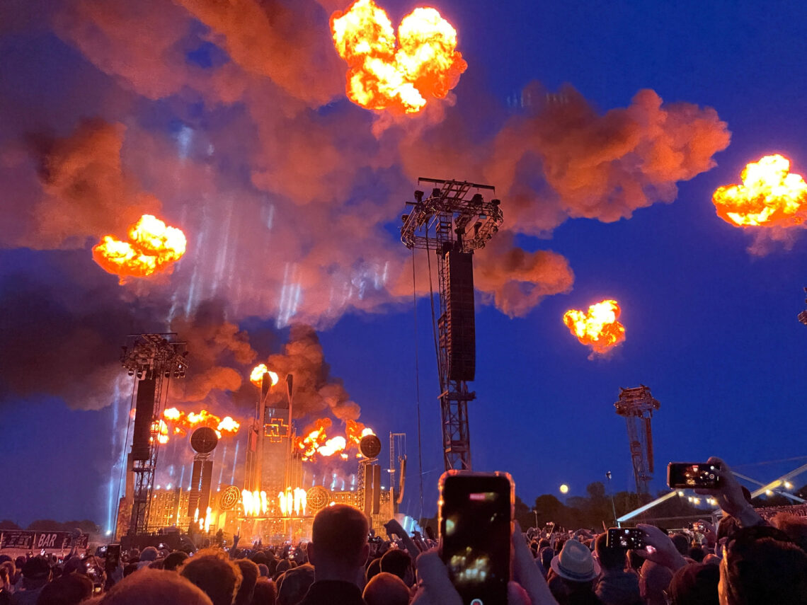 Rammstein er kendt for deres pyroteknik, de skuffer heller ikke denne aften